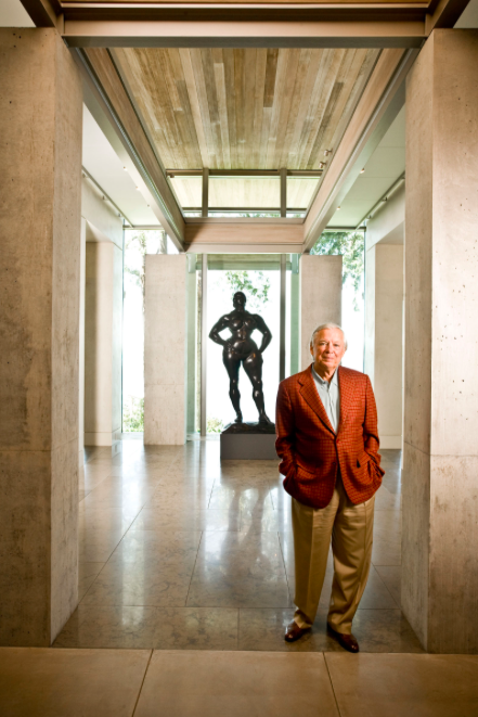 Edsworth posa nella sua proprietà a Seattle davanti all’opera “Standing Woman” di Gaston Lachaise, 1932, immagine © Brian Smale.