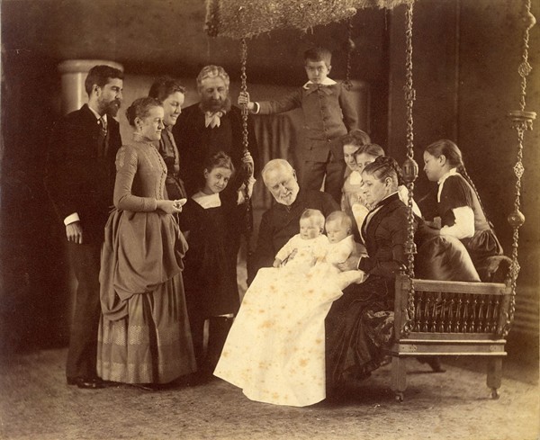 Louis Comfort Tiffany (ganz links) mit seinen Eltern Charles Lewis und Harriet (sitzend) und der Familie | Foto via Wikipedia