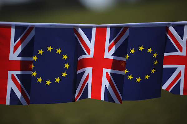 Les drapeaux du Royaume-Uni et de l'Union Européenne apposés le 17 mars 2016 à Knutsford, Angleterre Photo: Christopher Furlong/Getty Images