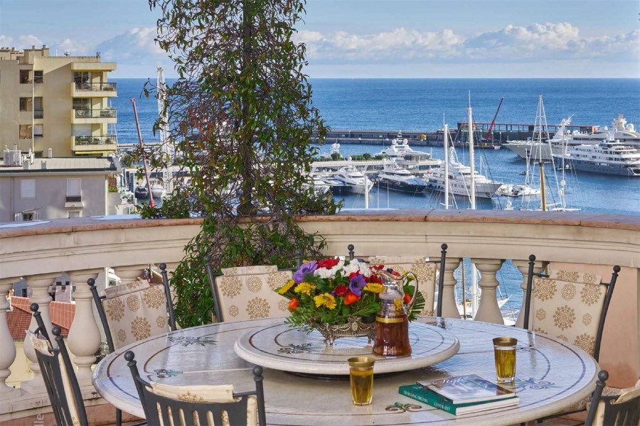 Von der großzügigen Terrasse aus genießt man einen der exklusivsten Aussichten in Monaco | Foto: sothebysrealty.com