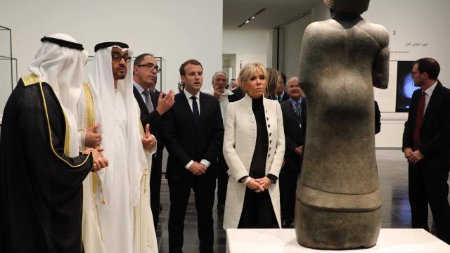 Emmanuel et Brigitte Macron lors de l'inauguration du Louvre Abou Dhabi le 6 décembre 2017 Image AFP