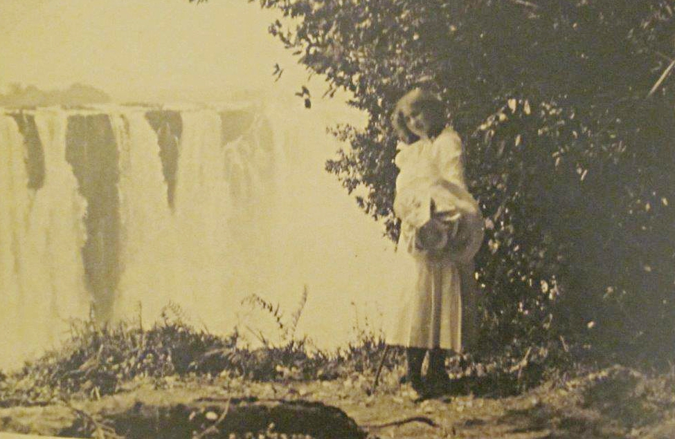Die etwa 16-jährige Irma bei ihrer Reise an die Victoriafälle (1910) | Foto via irmastern.co.za