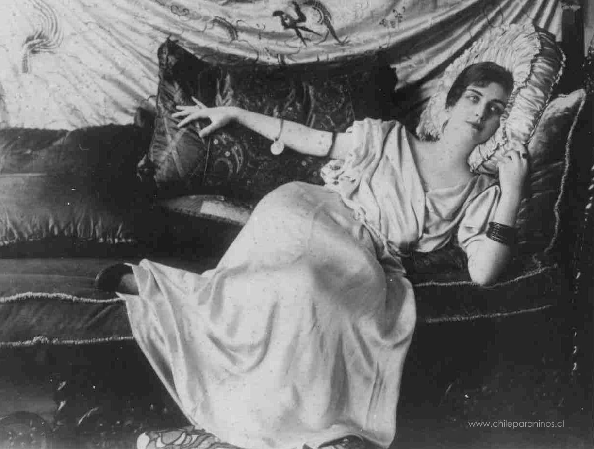 Teresa Wilms Montt auf einem Diwan, Fotografie | Abb. via elpasajero.com