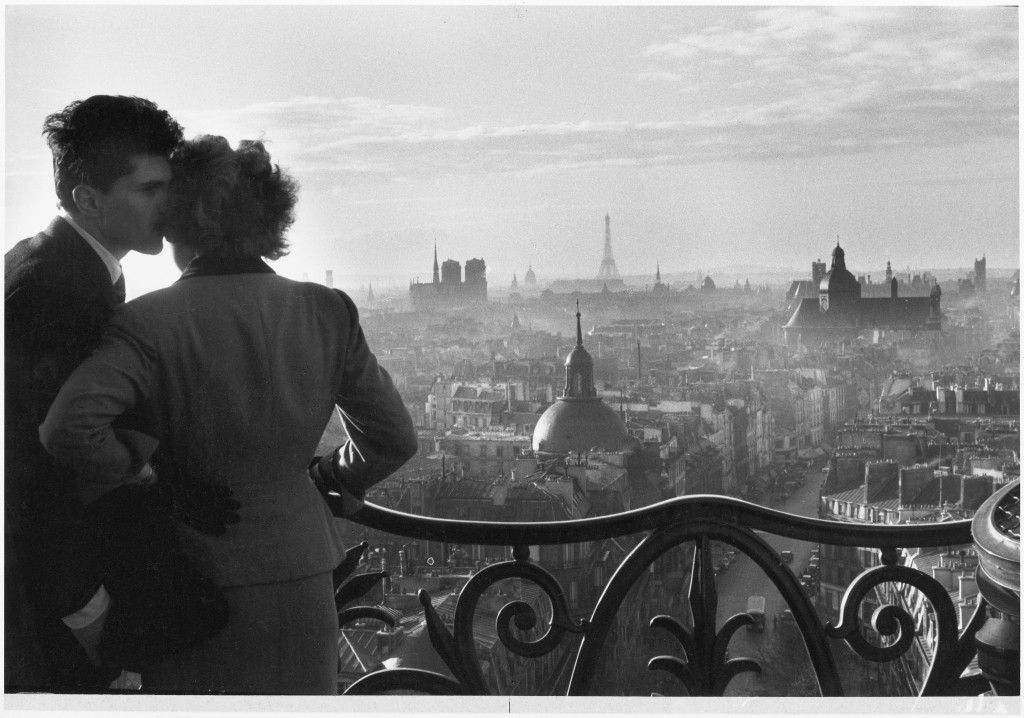 Les Amoureux de la Bastille, Paris, 1957, Willy Ronis, Ministère de la Culture / Médiathèque de l’architecture et du patrimoine /Dist RMN-GP © Donation Willy Ronis