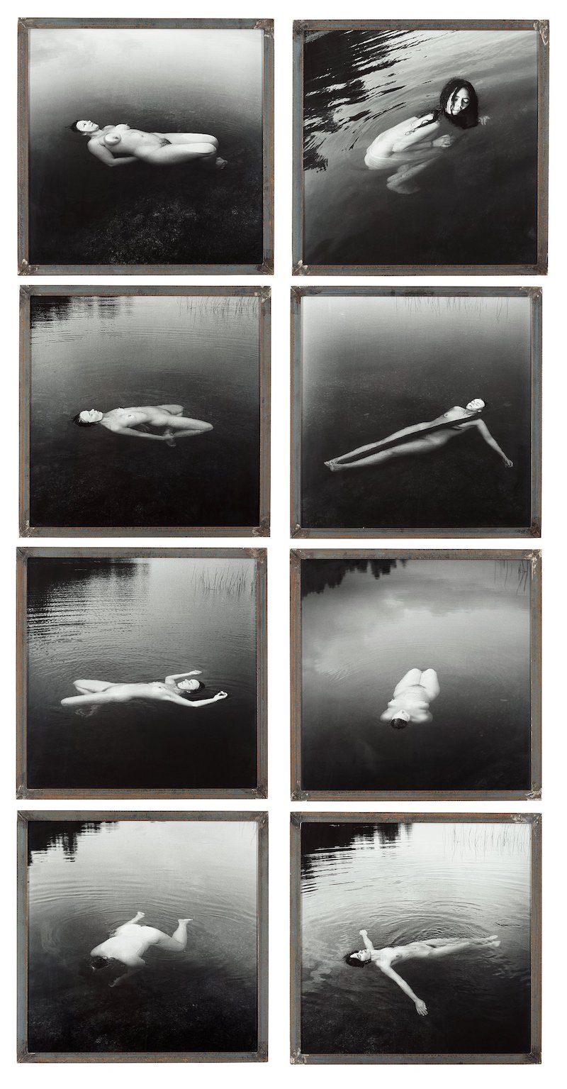 Tuija Lindströms mest ikoniska verk, bildsviten “The girls at the Bulls pond/Kvinnorna vid Tjursjön” från 1991. De åtta silvergelatinfotografierna i originalramar i järn såldes på Bukowskis för några år sedan. Köparen fick betala 433 500 kronor