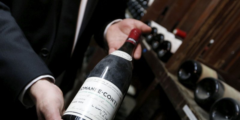 一瓶Romanée-Conti在香港蘇富比銷售 (2014年)。圖片取自:François Guillot for AFP