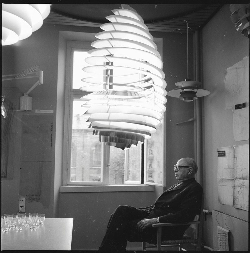 Poul Henningsen intill sin lampdesign 1964. Foto: Grethe Buhl