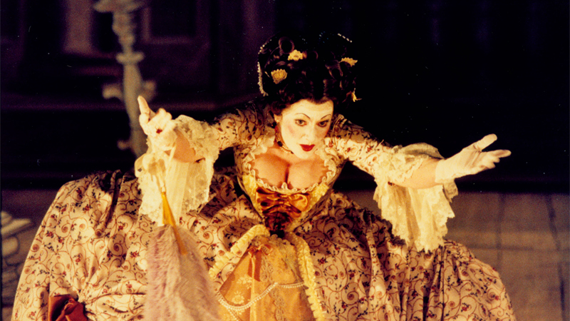 Robe à la Français från operan Så luras en lärare 1996. Utropspris 6000 kronor.