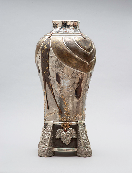 Tiffany & Co.'s von Asien inspirierte "Conglomerate Vase" sorgte für Aufsehen bei der Pariser Weltausstellung von 1878 | Foto via coma.org