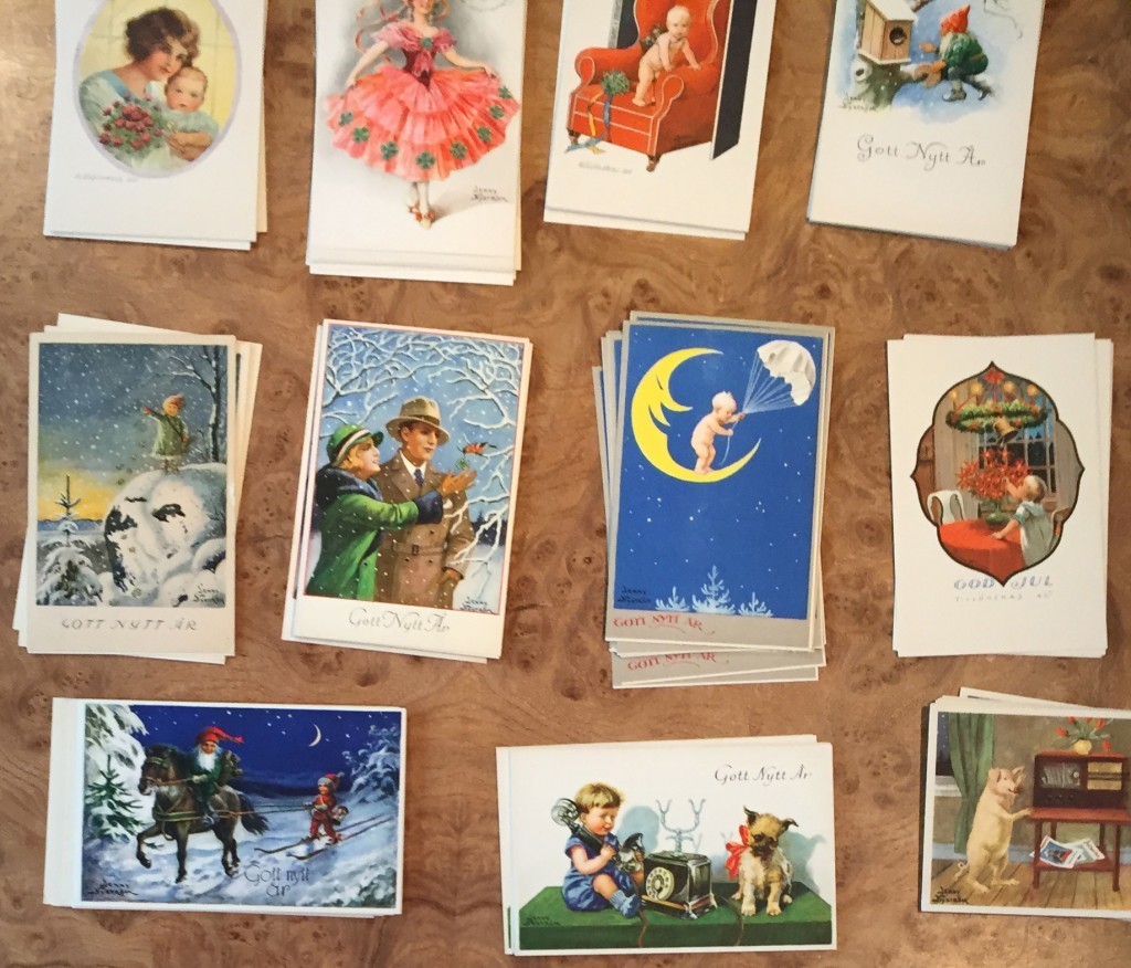 Sven-Harrys Konstmuseum fick i samband med sin utställning Jenny Nyström – Illustratör och pionjär en samling med gamla vykort från 1950-talet med motiv av illustratören. Korten går att köpa i museets shop. Bild Sven-Harrys Konstmuseum.