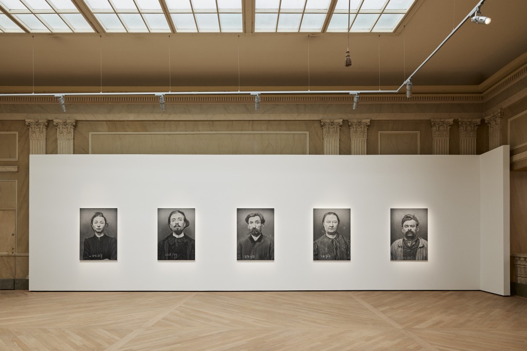 Fotorealistiska avbildningar av anarkistsympatisörer fotograferade av en antropolog inom polisväsendet i Paris, 1800-tal. Avbildningarna är gjorde av Tomas Lundgren. Foto: Magnus Mårding.