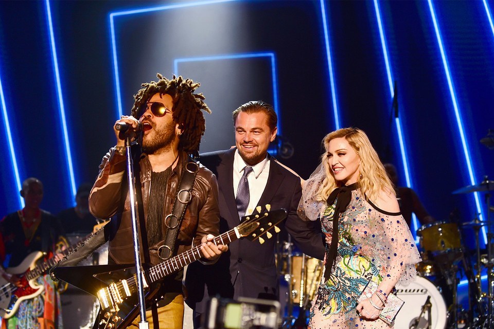 Leonardo DiCaprio, Madonna & Lenny Kravitz Foto: Getty Images/Anthony Ghnassia