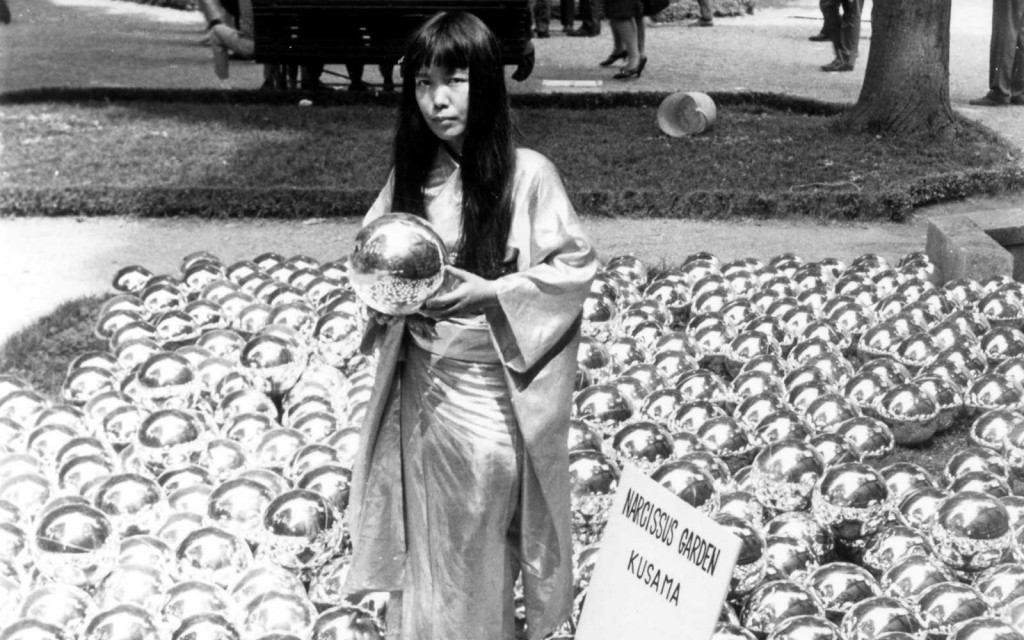 Il "Giardino dei narcisi" di Kusama faceva parte di "Rockaway!", un'esperienza di arte aperta al pubblico presentata da MoMA PS1, immagine via Travel and Leisure.