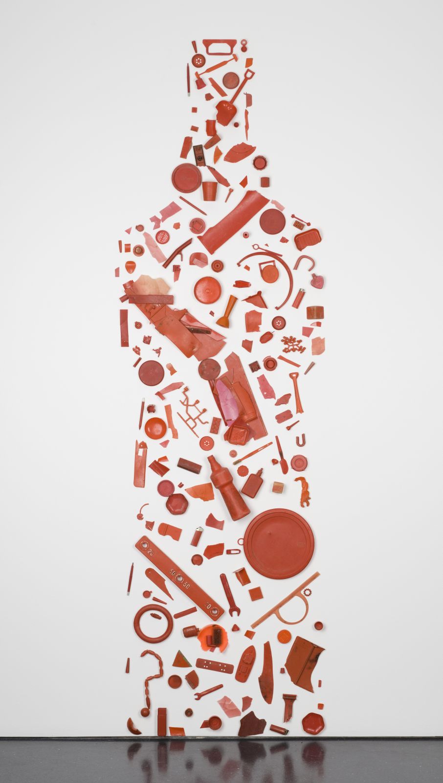 Tony Cragg, Red Bottle, 1982, image © Nathan Keay, MCA Chicago
