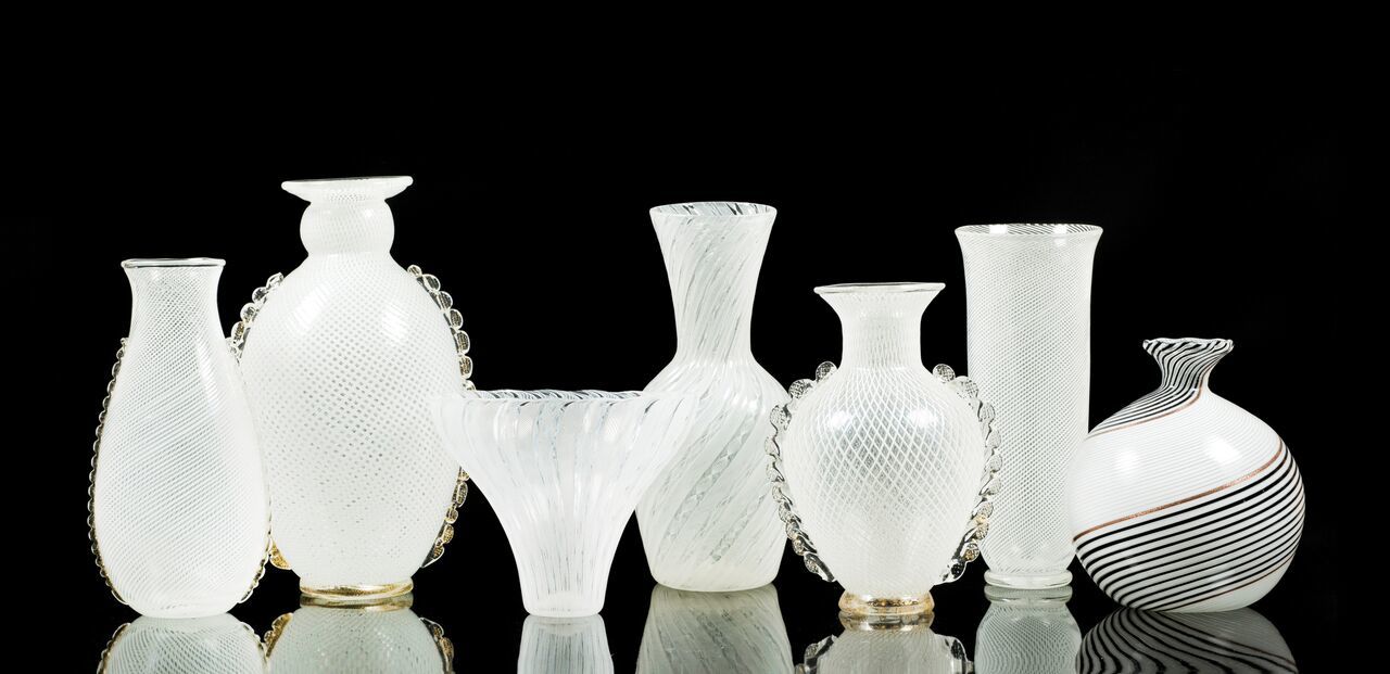 Filigree white glass vases of the 1940 / 50s from the VETRERIA AURELIO TOSO, whose estimated prices start at 150 euros
