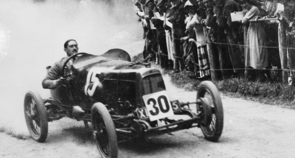 Racerföraren Louis Zborowski bakom ratten på en Aston Martin år 1922. Foto via classicdriver.com.
