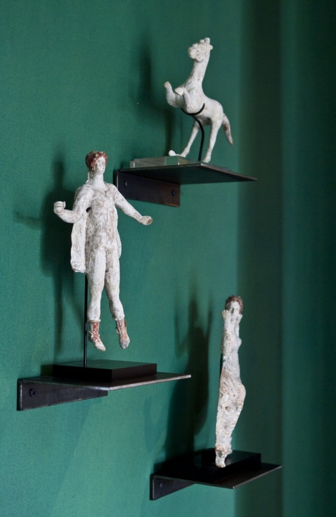 Sculptures antiques sur le mur de la salle à manger