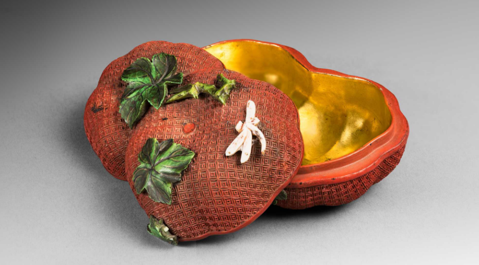 Galerie Bertrand de Lavergne Exceptionnelle boîte en laque cinabre en forme de deux fruits accolés, ses feuilles et une libellule, Chine, provenant probablement des Ateliers Impériaux, époque Qianlong (1736-1795) © Mathieu Ferrier - Agence Photo F