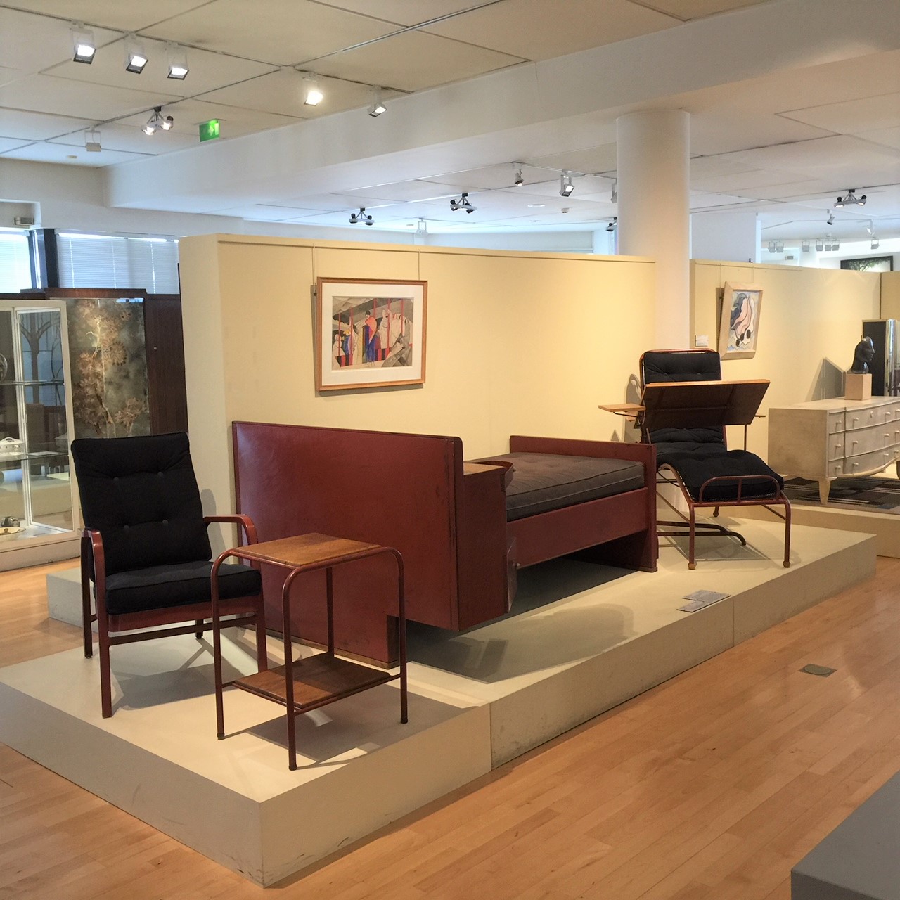 Ensemble Jean Prouvé conservé au Musée des années 1930, image via Lux-Auction