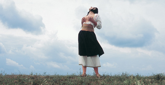 Marina Abramović dans « Balkan Erotic », 2005, image via Portland Institute for Contemporary Art