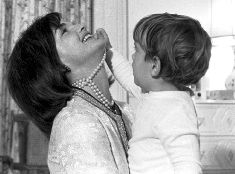Jacqueline Kennedy et son fils John Kennedy Jr., août 1962 Image: Reuters