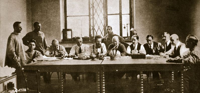 Soviets examining the Fabergé eggs in the 1920s. Image: Hoosier State Chronicles