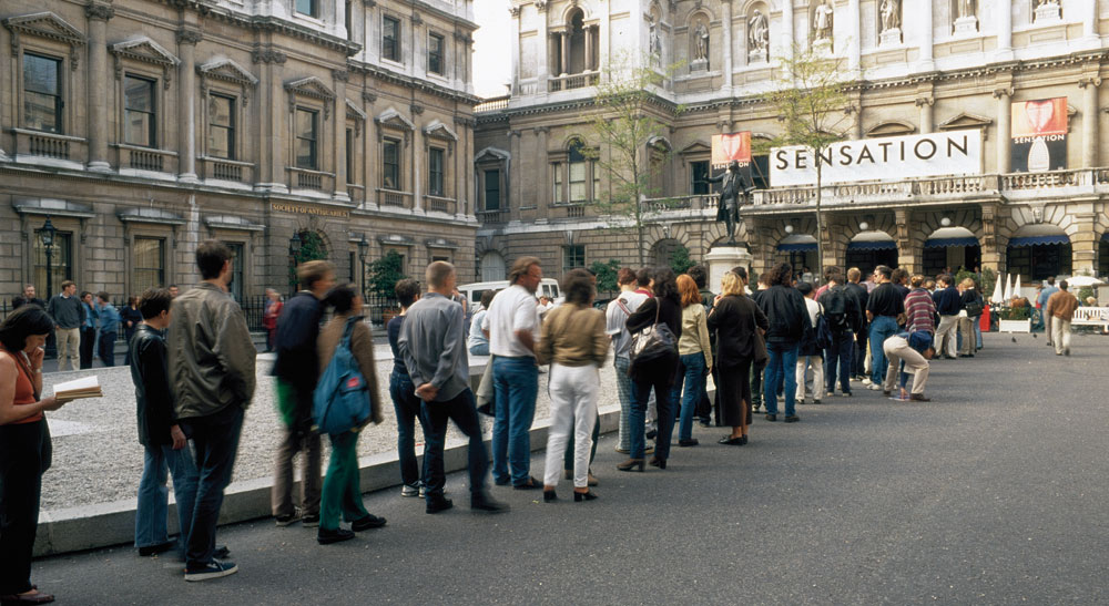 Una lunga fila per l'apertura della mostra "Sensation". Immagine via Saatchi Gallery.