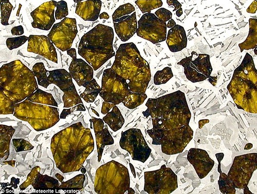 Macro sur la météorite « Fukang » tombée en Chine en 2000, Image: ©Southwest Meteorite Laboratory