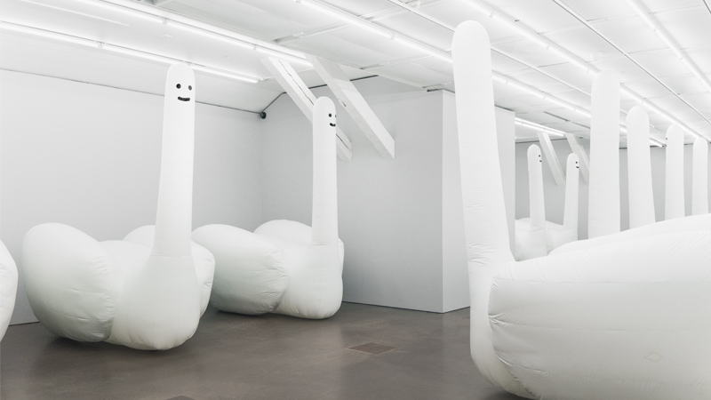 David Shrigleys Giant Inflatable Swan Things. Foto: Jonas Lindström för Spritmuseum.