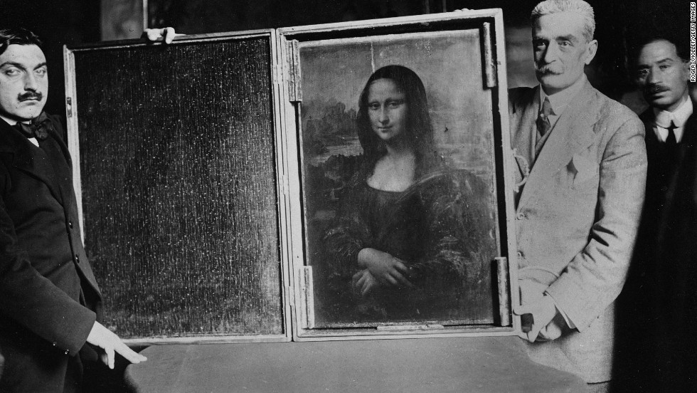 Deux hommes portent la Joconde leur de son retour au Louvre en 1914 Image via CNN