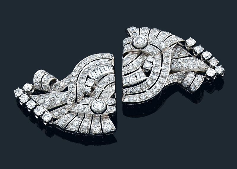 Un exemple de bijou transformable, une broche "double clip" en platine et or gris sertie de diamants de taille ancienne et diamants baguettes Photo: Antoine Aguttes