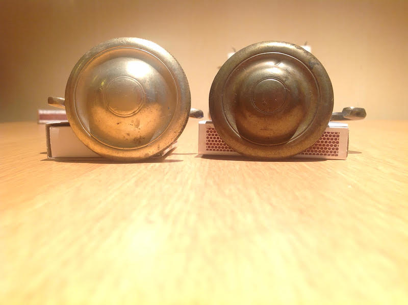 Reflektorerna före och efter rengöring och putsning.