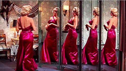 Marilyn in "Wie angelt man sich einen Millionär" (1953). Der Film war nach "Blondinen bevorzugt" der zweite erfolgreiche Film, der Marilyn endgültig auf ihr Image als blondes Dummchen festlegte. | Foto via Pinterest