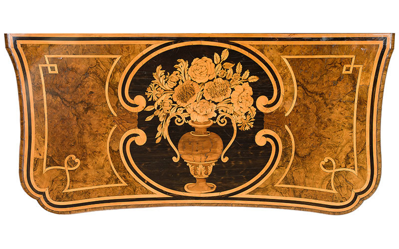 Chest of drawers with rich inlaid decor, 1st half of the 18th century. Result: 61 500 EUR