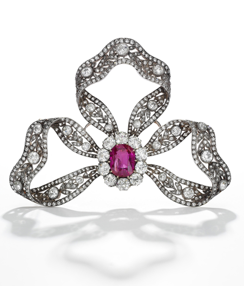 Broche en rubis et diamants, vers 1905, cadeau de l'archiduc Friedrich d'Autriche, estimation 200 000 - 300 000 dollars, image ©Sotheby's