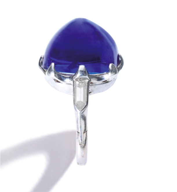 Blå kashmirsafir om 25,87 karat, flankerade av två diamanter om ca 0,40 karat, 1930-talet. Sotheby's