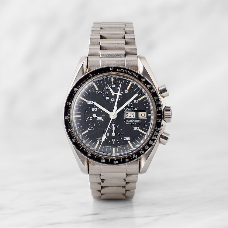 En annan “bästsäljare” på andrahandsmarknaden är Omega, Speedmaster, “Tachymetre” även kallad “Holy Grail”. Det här exemplaret är från 1987 och ropas ut för 40 000 kronor. En sällsynt Omega Speedmaster som har ett automatiskt urverk fast monterat i den boett som generellt brukar vara till de manuella klockorna. Modellen är även känd för att ha varit först på månen…som klocka vill säga