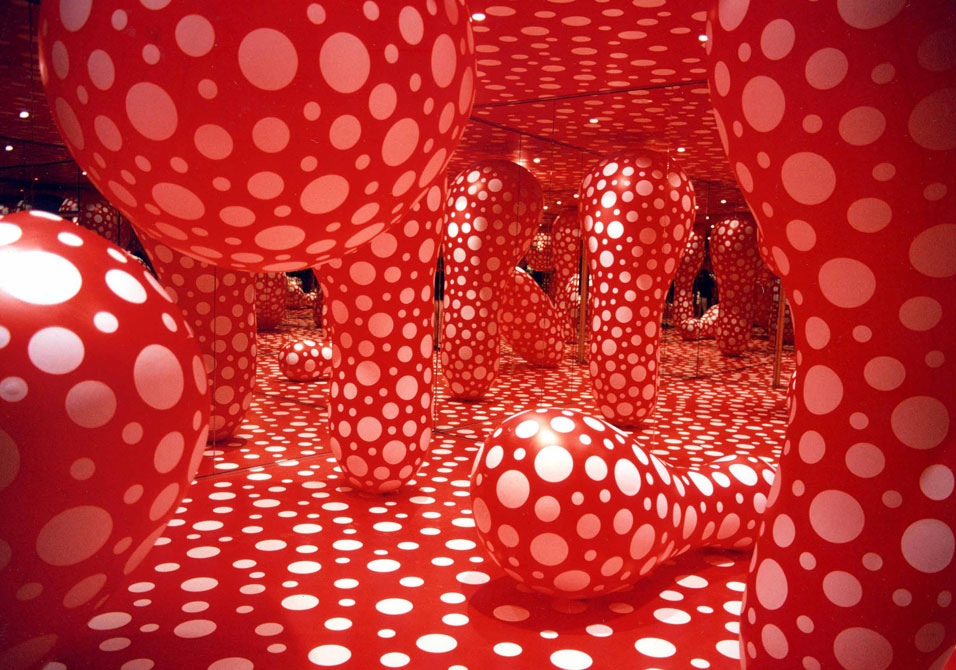 Yayoï Kusama, Dots Obsession (Infinited Mirrored Room) (1998), Collection les Abattoirs-Frac Midi-Pyrénées © Yayoï Kusama ; photogr. Grand Rond Production