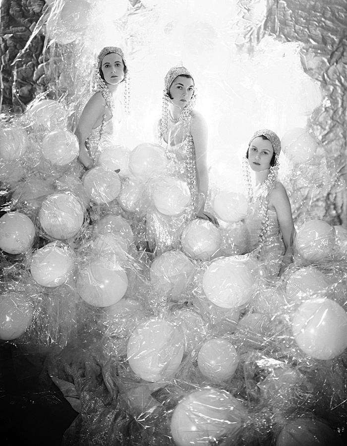Cecil Beaton, The Soapsuds Group at the Living Posters Ball, 1930 | Foto: Fashion and Textile Museum
