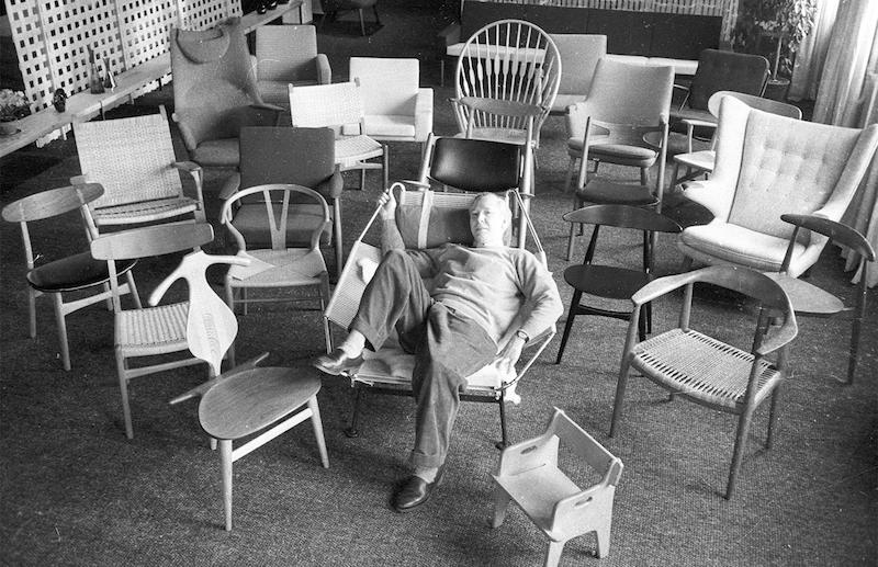 Hans J. Wegner med sine stole.; Hans J. Wegener, architect creater of the Original old Wishbone-chair ( 1924 -2007 ) seen with examples of all his chairs . ;