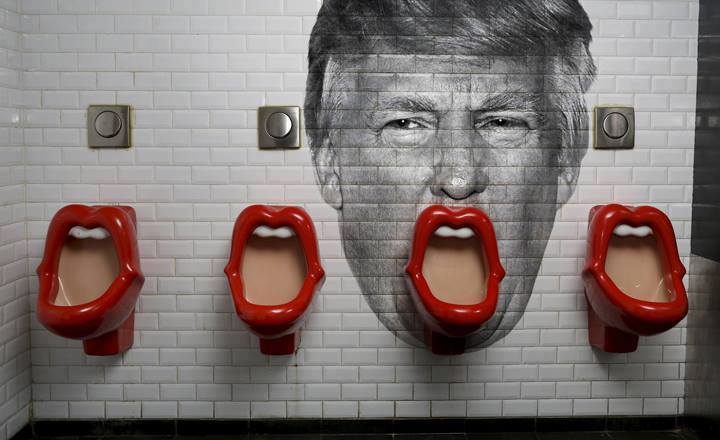 Trump caricaturé dans des urinoirs à Paris, Artiste inconnu Image via artpin.com