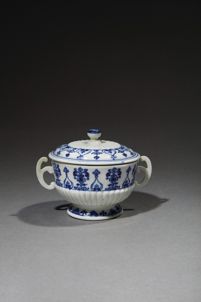 SAINT-CLOUD. Rare écuelle couverte miniature à deux anses en porcelaine tendre. Début XVIIIè siècle.