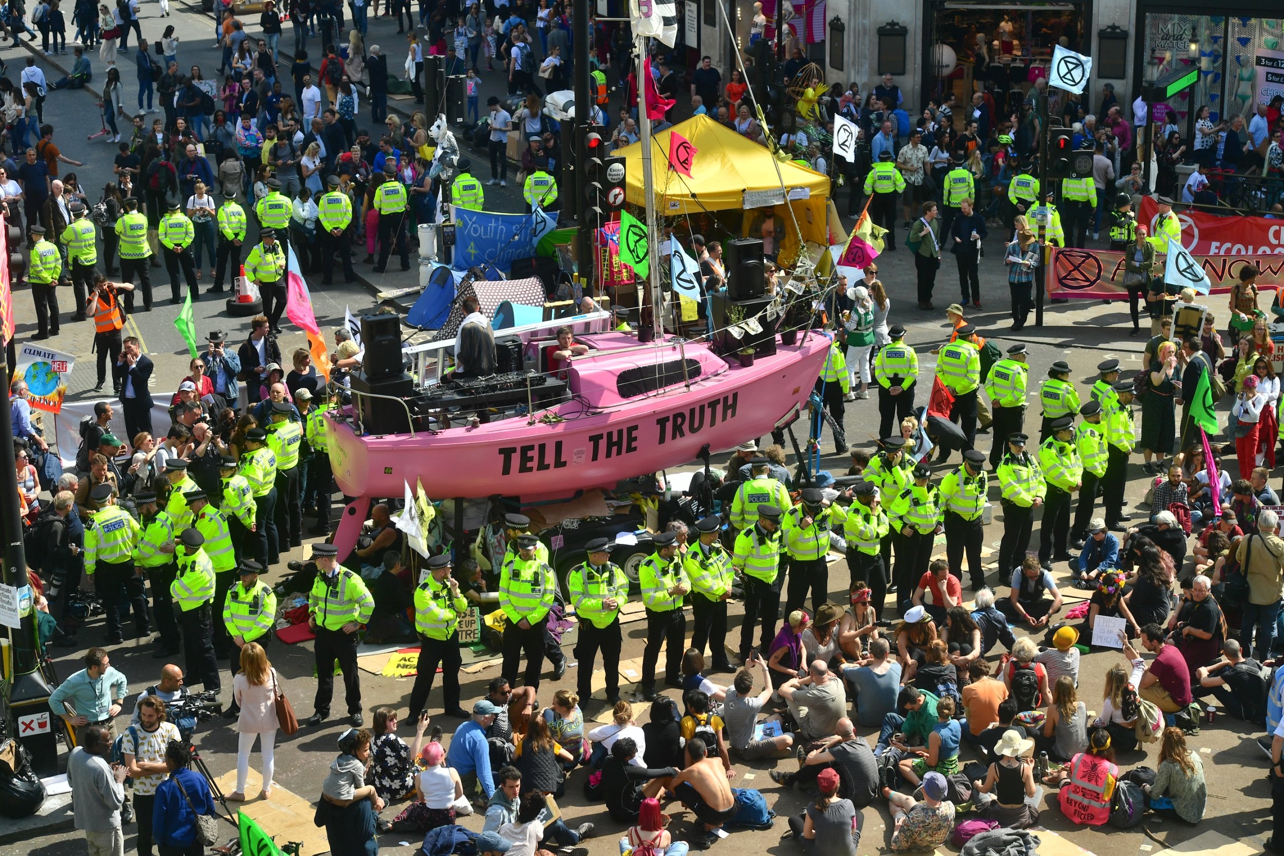 Des centaines de militants de l’Extinction Rebellion se sont réunis lors de la sixième journée de manifestations à Londres