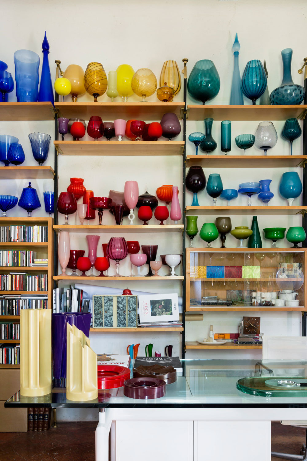 Enzo Mari's vases on the desk. In the bookshelf behind stands part of Bruno's glass collection. © Francesca Anichini