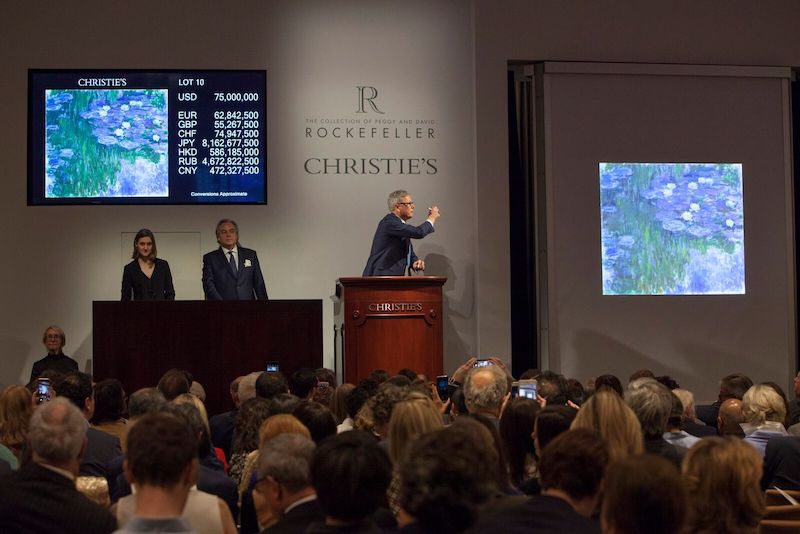 En av de mer livfulla budgivningarna gällde målningen av Monet som paret Rockefeller haft hängande under trappen