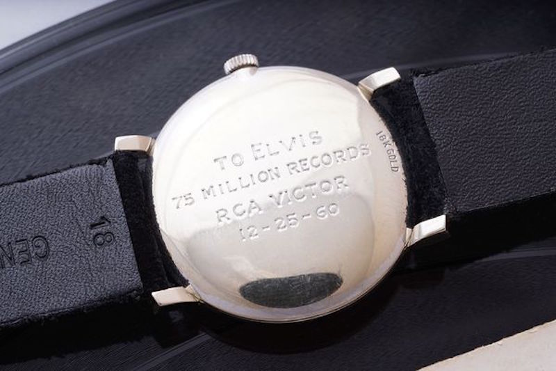 L'incisione sul retro dell'orologio regalato da RCA Records ad Elvis Presley.
