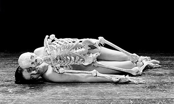 Marina Abramovic, capture de « Nude with Skeleton », 2002, image via UnDo.net