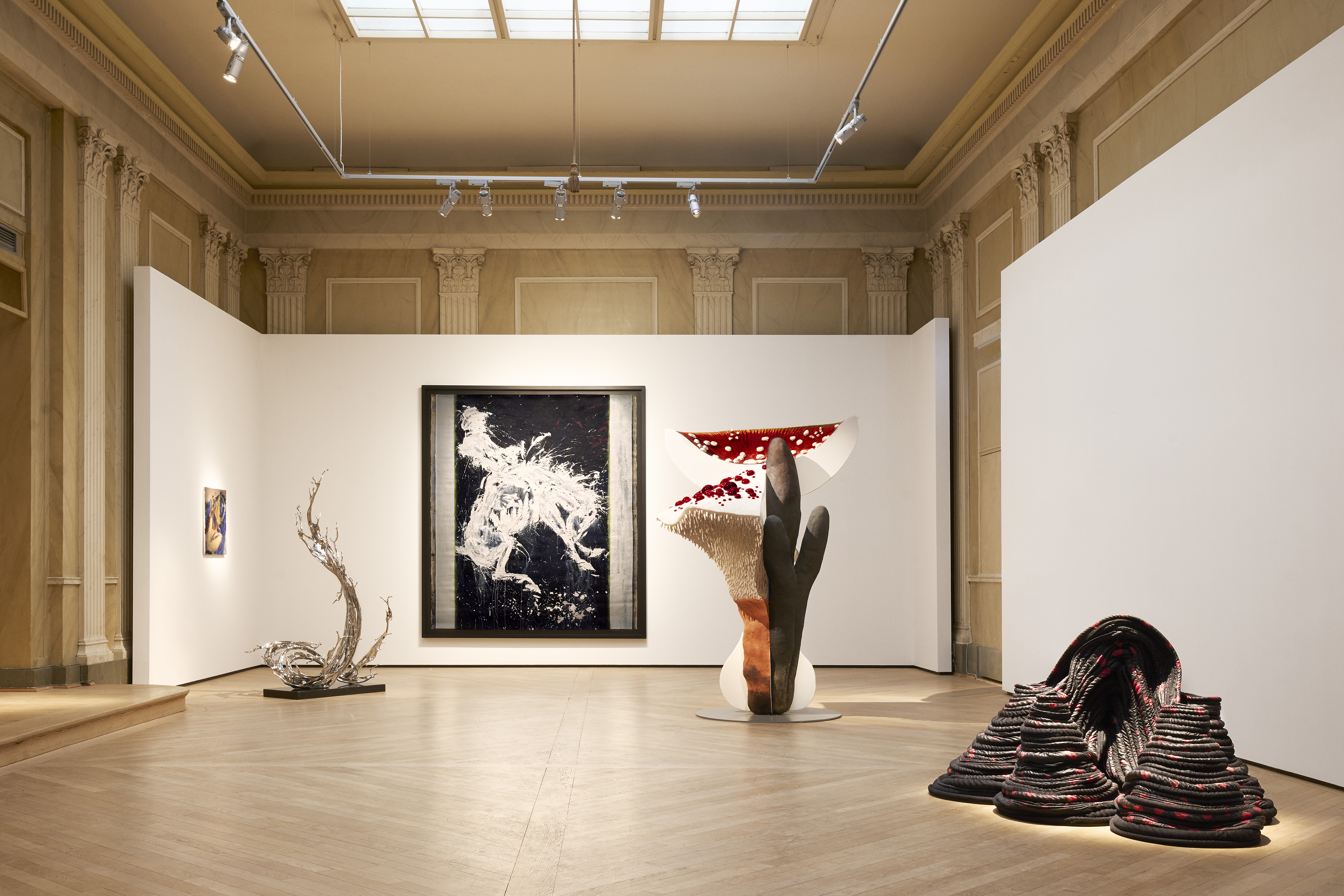 Installation på CFHILL. Från vänster till höger: Walter Robinson, Mermaid (Porn Study/Mermaid), 1984. Zheng Lu, Wave, 2018. Richard Hambleton, Elegy, 1984. Carsten Höller, Giant Triple Mushroom, 2015 Katrine Helmersson, Pochoir, 2014