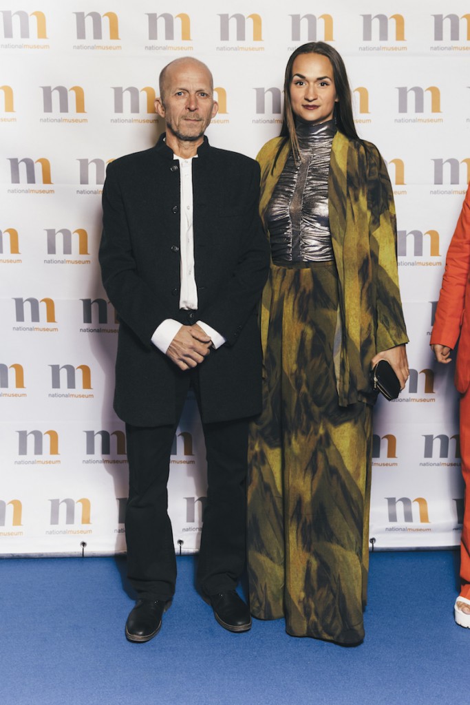 Bianca Kronlöf med vän