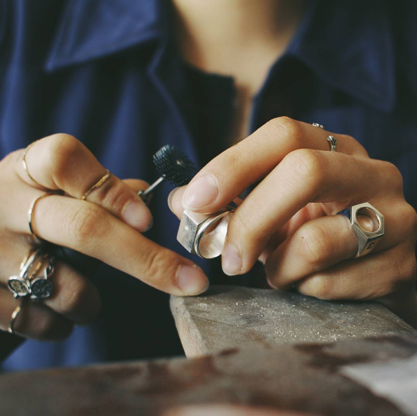 La chevalière Écrou en argent Image via Instagram @atelierbparis